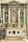 foto R.Pellizzon Otus L'altare si trova in fondo alla navata di sinistra. Come tutti gli altri altari della chiesa, era originariamente in legno, fino a quando nel 1539, la Scuola del Santissimo Sacramento, titolare dell'altare, decise di rifarlo a sue spese. A questo primo finanziamento si aggiunse, nel 1544, anche il contributo della Scuola dei Battuti. Il disegno dell'altare  sicuramente sansoviniano.All'epoca dei lavori di costruzione il Sansovino si trovava gi da una decina d'anni a Venezia, assunto dalla Repubblica con l'incarico di architetto "statale" impegnato soprattutto nel progetto di ristrutturazione di Piazza San Marco, iniziato con il cantiere della Zecca e proseguito con la Libreria Marciana e la Loggetta ai piedi del campanile.Nella citt lagunare il Sansovino era giunto nel 1527, anno del sacco di Roma che aveva fatto fuggire dalla citt pontificia molti artisti, che si erano sparpagliati negli altri centri culturali e politici italiani, tra i quali appunto Venezia. Durante un primo soggiorno veneziano, negli anni 1521-1523, l'artista aveva gi prestato servizio nella Serenissima Repubblica ed era stato impegnato nel restauro delle cupole della Basilica di San Marco. E' possibile che quando gi risiedeva da qualche anno a Venezia, il Sansovino abbia accettato l'incarico della Confraternita del Santissimo Sacramento. 