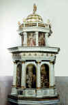 foto R.Pellizzon Otus Tempietto del 1554 opera di Andrea Mendolla detto lo Schiavone. Il fonte battesimale, oltre al significato religioso, riveste per la chiesa noalese anche un significato politico: quando Noale ottenne il battistero, acquist lindipendenza dalla pieve di Zeminiana. 