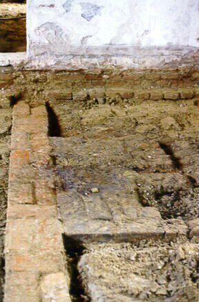 Muri e tracce di fuoco. Foto G. Antonello.